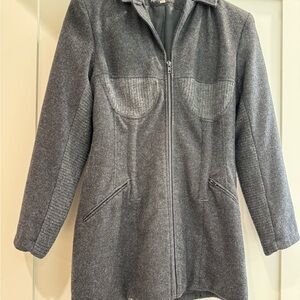 Gray Knit Coat with Fitted Silhouette and Full-Length Zipper with pockets